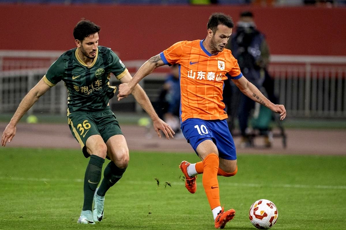 爱游戏官网-关于清晨德国杯焦点战；山东泰山状态回暖；态度坚定；更衣室氛围转暖的信息